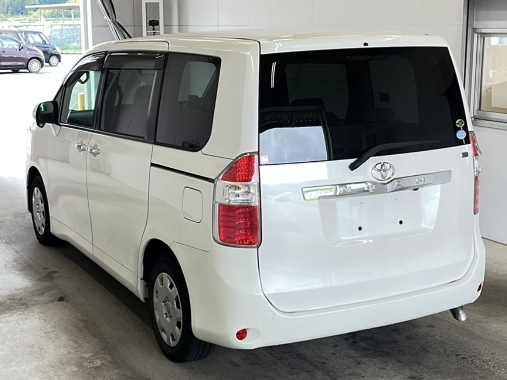 TOYOTA NOAH 2010 года с аукциона KCAA M Kyushu - лот №1012 | Токидоки