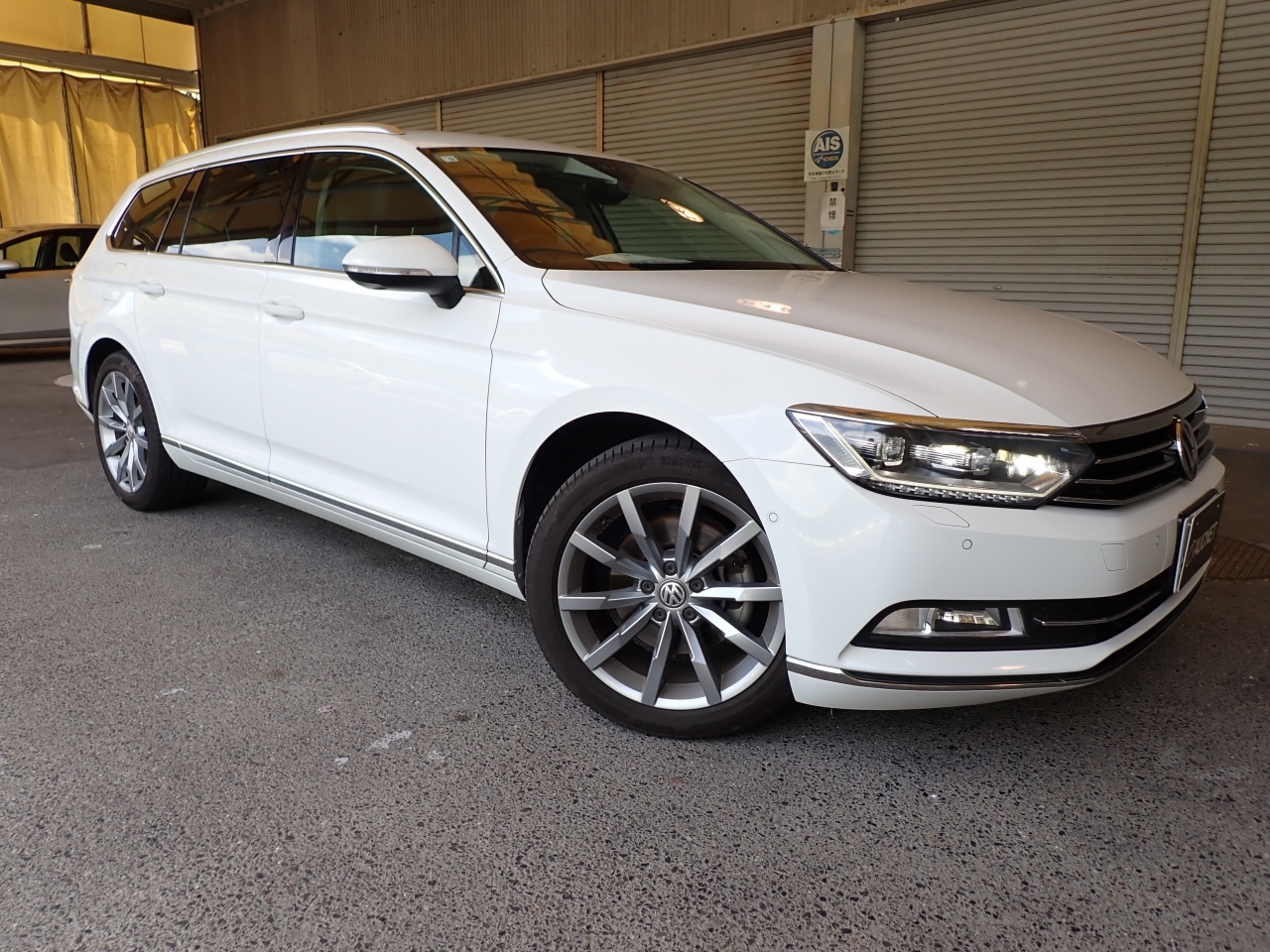 VOLKSWAGEN PASSAT VARIANT модель кузова: 3CCZE, коробка: FAT, год выпуска:  2018 пробег: 80000км, аукционная оценка: 4.5, объем двигателя: 1400куб. см.,  цвет: Белый, аукцион: AUCNET, номер лота: №10818, Купить авто с аукциона  Японии