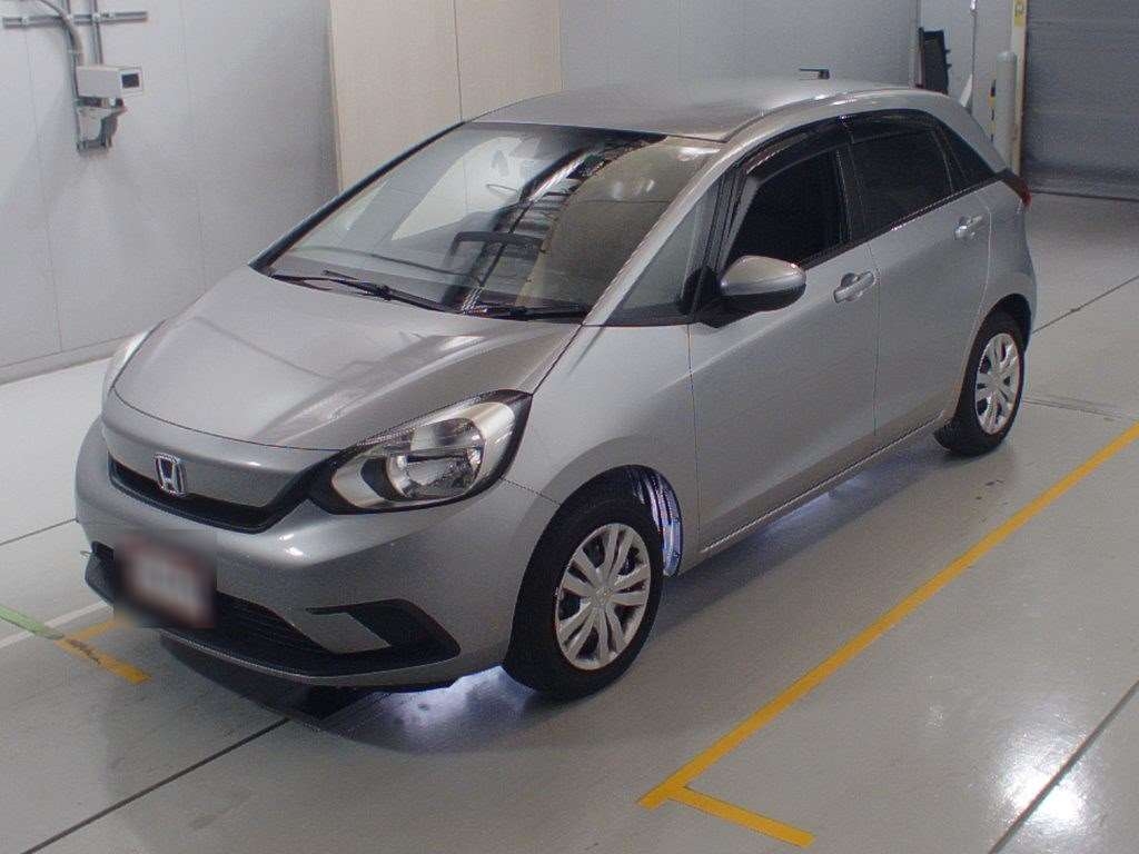 Honda fit gr1. Toyota Vitz автомобили Японии. Японец Сильвер машина.