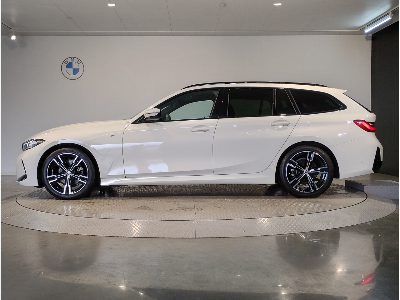 BMW 3 SERIES модель кузова: 6K20, коробка: FAT, год выпуска: 2023 пробег:  5000км, объем двигателя: 2000куб. см., цвет: Белый, аукцион: Kyouyuu Stock,  номер лота: №64872, Купить авто с аукциона Японии