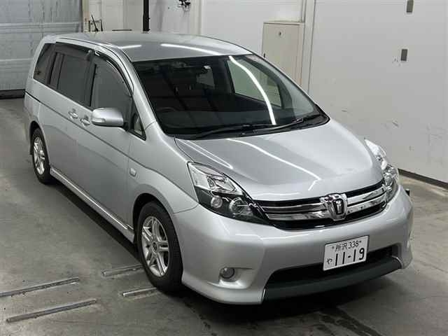 Toyota Isis Platana