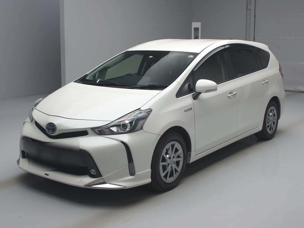 Toyota Prius Alpha 2015