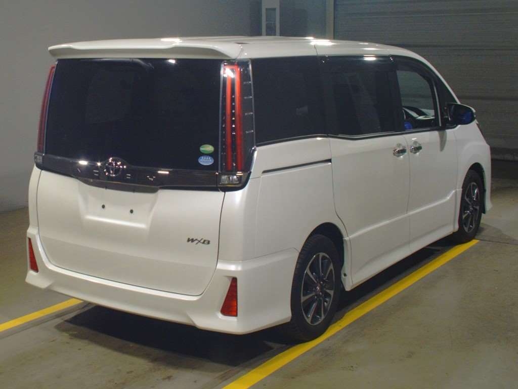 Купить ноах во владивостоке. Toyota Voxy zrr85. Минивэн Toyota Noah Hybrid 2015. Тойота Вокси гибрид 2018. Тойота Ноах гибрид 2016.