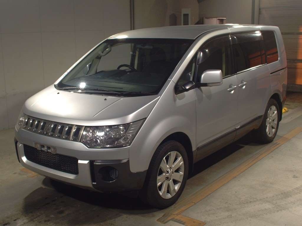 Делика аукцион. Mitsubishi Delica d5 2022. Делика д5 дизель серебристый. Делика 5.