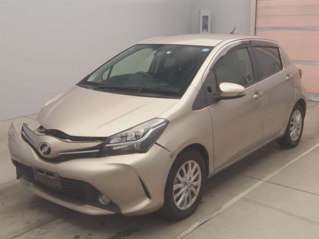 TOYOTA VITZ модель кузова: NSP130, коробка: FAT, год выпуска: 2015 пробег:  35000км, аукционная оценка: R, объем двигателя: 1300куб. см., цвет:  Золотой, аукцион: TAA Kantou, номер лота: №74003, Купить авто с аукциона  Японии